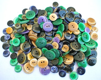 220 Buttons, vintage plastic buttons mix van 12mm, 14mm, 18mm
