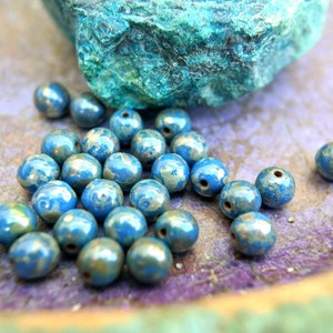 30 böhmische Glasperlen in Blau- und Blautönen