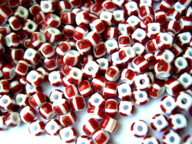 15 Gr Glasperlen Mehr Als 200 Perlen Wei U00df Mit Roten Streifen
