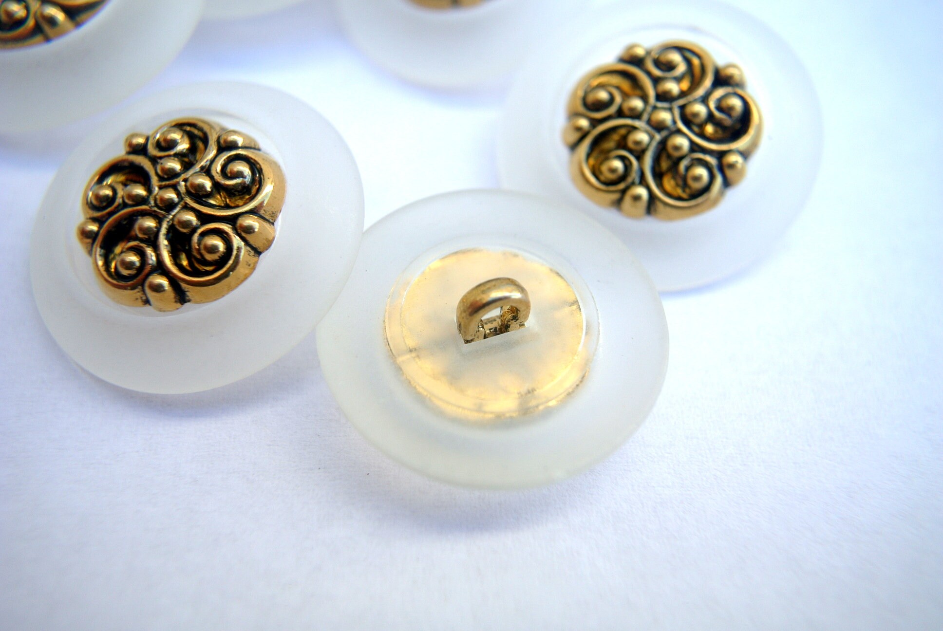 6 Boutons Vintage Dorés à Oeillet Motif Fleur De Lys - Anciens, Métallisés, Pour Customisation