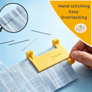 Pode incluir: Uma ferramenta de calibre de costura amarela de 3 mm guia a costura manual em tecido xadrez azul e branco. A imagem também mostra agulhas e o texto "Hand stitching Easy Overlocking".