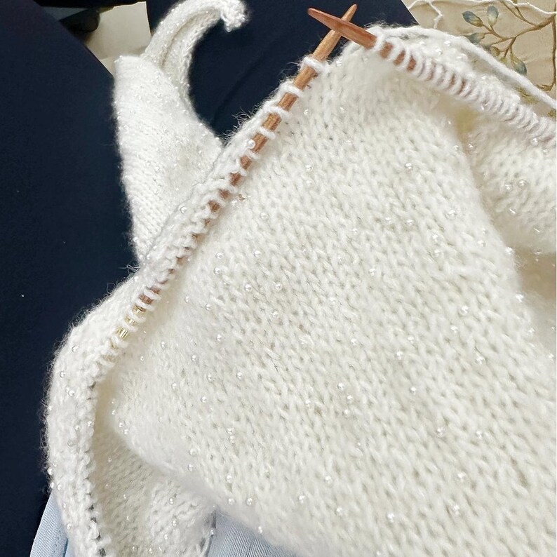 Puede incluir: Un juego de tres tazas de cer&aacute;mica con un acabado mate moteado. Las tazas son de color crema, gris claro y gris oscuro. Cada taza tiene un dise&ntilde;o simple y minimalista y un asa redondeada.