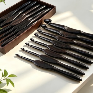 Ensemble de crochets ergonomiques en bois d'ébène, 9 tailles (5,5 mm à 15 mm) | Aiguille à crocheter en bois de luxe avec prise confortable pour la fabrication de gros fils