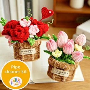 Puede incluir: Un juego de tres tazas de cerámica con acabado mate moteado. Las tazas son de color crema, gris claro y gris oscuro. Cada taza tiene un diseño simple y minimalista, ideal para café o té.