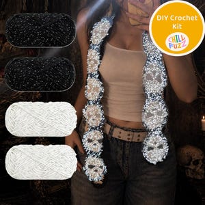 Peut inclure: Un kit de crochet DIY comprenant deux pelotes de laine noire avec des éclats argentés et deux pelotes de laine blanche avec des éclats argentés. Le kit inclut un modèle d'écharpe crochetée avec un motif de crâne répétitif en noir et blanc.