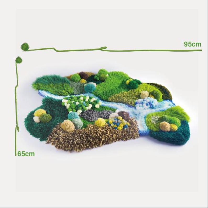 K&ouml;nnte beinhalten: Ein handgefertigter Teppich mit Landschaftsdesign. Der Teppich weist verschiedene Gr&uuml;n-, Braun- und Blaut&ouml;ne auf und hat ein strukturiertes, dreidimensionales Aussehen. Er misst 65 cm x 95 cm.