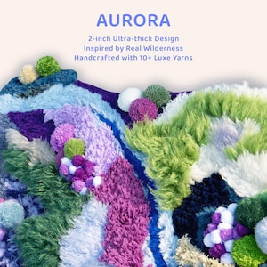 K&ouml;nnte beinhalten: Nahaufnahme eines farbenfrohen, ultra-dicken Strickdesigns. Das Design weist eine Vielzahl von Texturen und Farben auf, darunter Blau, Lila, Gr&uuml;n und Wei&szlig;. Der Text "AURORA" steht oben, mit Details zum Design und den verwendeten Materialien.