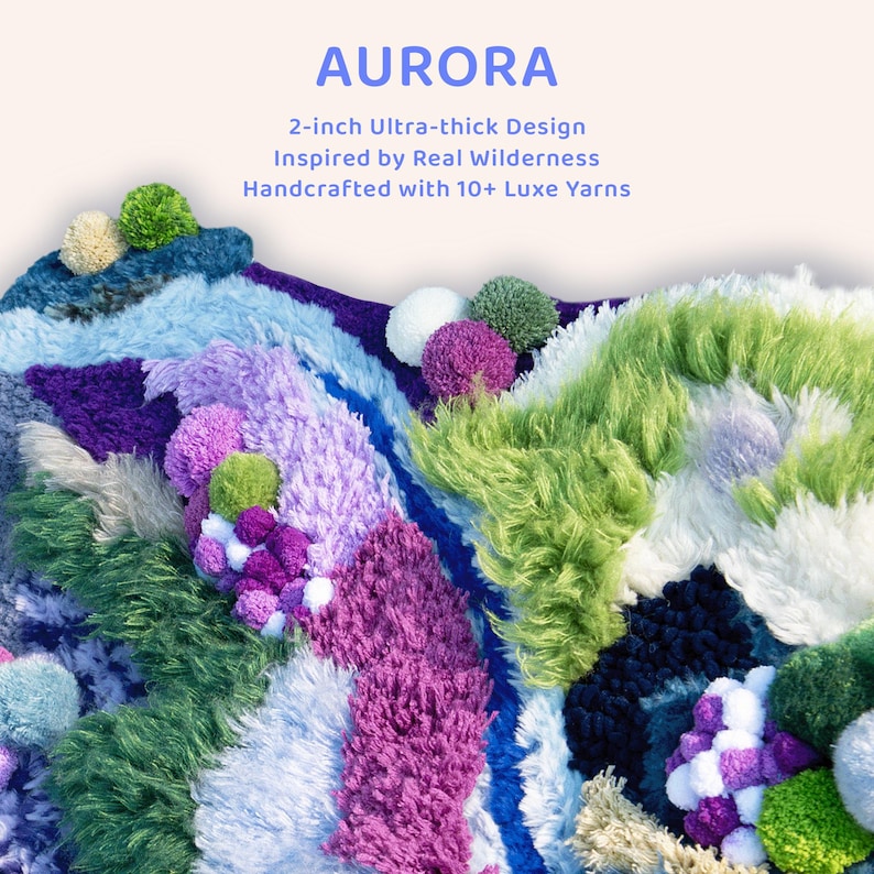 K&ouml;nnte beinhalten: Nahaufnahme eines farbenfrohen, ultra-dicken Strickdesigns. Das Design weist eine Vielzahl von Texturen und Farben auf, darunter Blau, Lila, Gr&uuml;n und Wei&szlig;. Der Text "AURORA" steht oben, mit Details zum Design und den verwendeten Materialien.