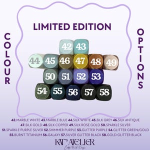 K&ouml;nnte beinhalten: Eine Sammlung nummerierter W&uuml;rfel in verschiedenen Farben, darunter Marmorwei&szlig;, Blau und Gold, mit dem Text "LIMITED EDITION" und "COLOUR OPTIONS". Die W&uuml;rfel sind in einem Raster angeordnet und zeigen eine Reihe von Farbt&ouml;nen und Oberfl&auml;chen.
