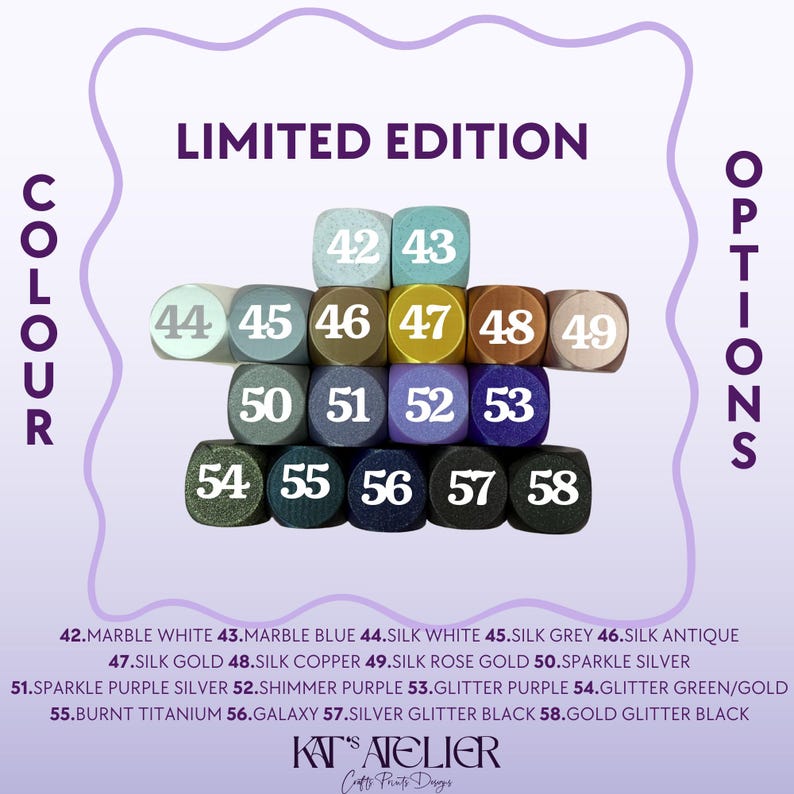 K&ouml;nnte beinhalten: Eine Sammlung nummerierter W&uuml;rfel in verschiedenen Farben, darunter Marmorwei&szlig;, Blau und Gold, mit dem Text "LIMITED EDITION" und "COLOUR OPTIONS". Die W&uuml;rfel sind in einem Raster angeordnet und zeigen eine Reihe von Farbt&ouml;nen und Oberfl&auml;chen.