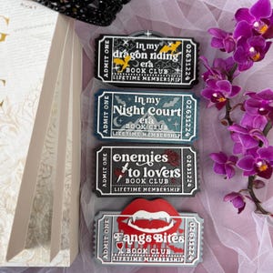 K&ouml;nnte beinhalten: Vier ticketf&ouml;rmige Mitgliedskarten f&uuml;r einen Buchclub mit einzigartigen Designs und Texten. Die Karten zeigen S&auml;tze wie "In my dragon riding era" und "Fangs Bites Book Club". Der Hintergrund umfasst ein Buch, Orchideen und dekorative Elemente.