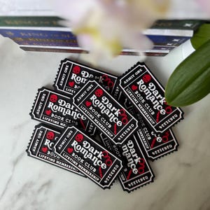 3D-geprint Dark Romance Book Club-ticket: kinderachtig decor, boekenhanger