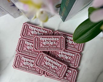 Bilet do klubu książki „Przeciwieństwa się przyciągają” wydrukowany w 3D | Dekoracja półki na książki