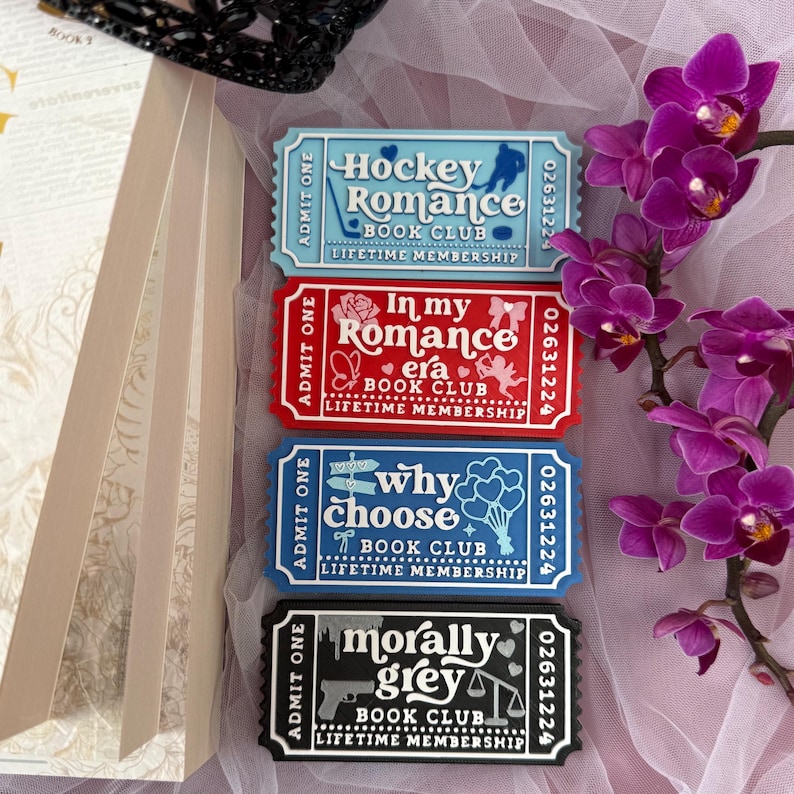 K&ouml;nnte beinhalten: Vier farbige rechteckige Magnete mit Text: "Hockey Romance Book Club", "In my Romance era Book Club", "Why Choose Book Club" und "Morally Grey Book Club". Jeder Magnet hat ein einzigartiges Design und Farbschema, das einem Ticket &auml;hnelt.