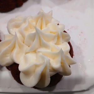 Mini pasteles de terciopelo rojo: mínimo media docena por pedido.
