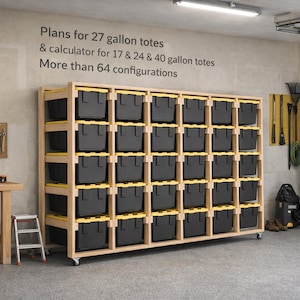 Può includere: Un grande mobile contenitore in legno con più contenitori neri e gialli, ideale per l'organizzazione del garage. Il testo sul muro recita: "Plans for 27 gallon totes & calculator for 17 & 24 & 40 gallon totes More than 64 configurations."
