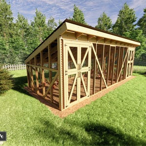 Puede incluir: Un gallinero de madera grande con techo inclinado y laterales de malla metálica. El gallinero tiene puertas dobles y está construido con madera de color claro. Se encuentra en un césped con árboles al fondo.