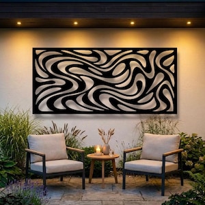 Puede incluir: Una obra de arte mural de metal negro con un diseño abstracto y fluido está montada en una pared blanca. La obra de arte es rectangular y presenta un patrón de líneas curvas. Dos sillones y una pequeña mesa están frente a la pared.