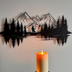 Arte murale in metallo con scena di lago e pescatore, arte murale in metallo con montagna, arte murale con pescatore, decorazione murale con scena di montagna e lago, arte murale con foresta