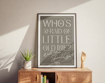 Kto się boi starego, małego mnie? (Szary) Plakat inspirowany Taylor Swift Dekoracja ścienna TTDP Wydruk działu torturowanych poetów Prezent dla miłośnika muzyki