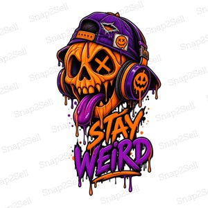 Può includere: Un'illustrazione grafica di un teschio di zucca arancione che indossa un berretto da baseball viola e cuffie. Il teschio ha una X su un occhio, una lingua viola e gocciola liquido arancione e viola. Il testo STAY WEIRD è scritto sotto.