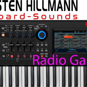 Peut inclure: Un clavier Yamaha Creation Station Pro noir avec un bouton bleu et un écran affichant le texte "Radio Ga Ga".