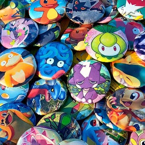 Juego de botones de Pokémon / Juego misterioso de 5 / Botones con pinback reciclados a partir de cartas de TCG