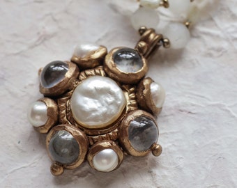 Cream resin pearl and textured glass cabochon round pendant (N-5274)