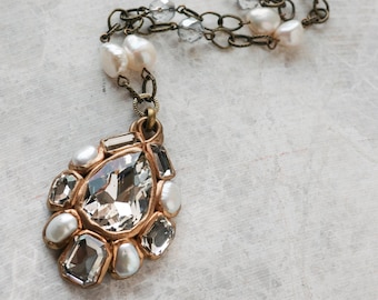 Clear crystal glass and pearls, drop shaped long pendant (N-5002)