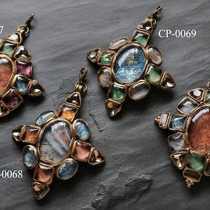 Gioiello combinato - Ciondolo croce multicolore cabochon in vetro dipinto a mano (CP-0067, 0068, 0069, 0070)