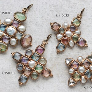 Gioiello combinato - perle d'acqua dolce con pendente a croce multicolore (CP-0012, 0032, 0033, 0034)