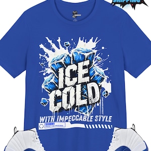 Könnte beinhalten: Ein königsblaues T-Shirt mit einer Grafik von Eiswürfeln und dem Text "ICE COLD WITH IMPRECABLE STYLE" sowie den Worten "SNEAKER EFFECT" und "TRUST THE PROCESS". Das T-Shirt wird mit einem Paar weißer und königsblauer Sneaker kombiniert.