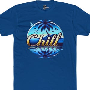 Może przedstawiać: Koszulka w kolorze kr&oacute;lewskiego błękitu z grafiką palmy na wyspie z napisem "Chill" w złotej i niebieskiej czcionce. Grafika odbija się w wodzie pod wyspą.