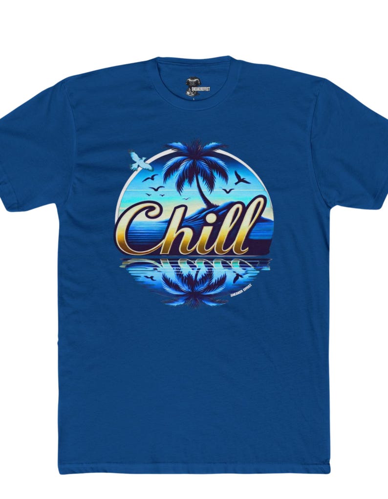 Może przedstawiać: Koszulka w kolorze kr&oacute;lewskiego błękitu z grafiką palmy na wyspie z napisem "Chill" w złotej i niebieskiej czcionce. Grafika odbija się w wodzie pod wyspą.