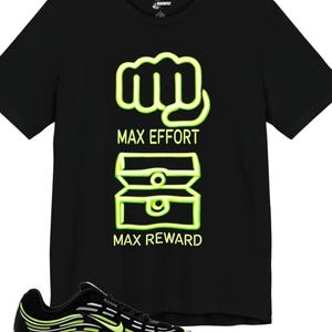Puede incluir: Camiseta negra con estampado gráfico verde neón de un puño y un cofre con el texto "Max Effort" y "Max Reward".  Zapatillas Nike Air Max 97 negras y verde neón.