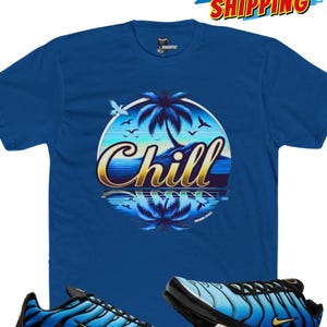 Może przedstawiać: Niebieskie i czarne buty Nike Air Max Plus z niebiesko-ż&oacute;łtym gradientem. Buty leżą na niebieskiej koszulce z palmą i nadrukiem "Chill".