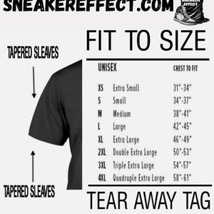 Może przedstawiać: Czarny T-shirt z zwężanymi rękawami i tabelą rozmiar&oacute;w dla unisex. Tabela pokazuje wymiary klatki piersiowej w calach dla rozmiar&oacute;w XS do 4XL. Tekst "SNEAKEREFFECT.COM" i "FIT TO SIZE" znajduje się w g&oacute;rnej części obrazu. Tekst "TEAR AWAY TAG" i "FREE SHIPPING" znajduje się w dolnej części obrazu.