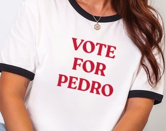 Camiseta retrô "Vote for Pedro" | Camiseta com slogan divertido e nostálgico | Blusa clássica com detalhes contrastantes