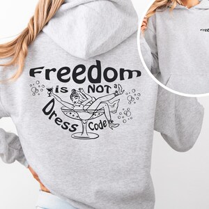Freiheit ist kein Dress Code Hoodie – Feministische Demonstrationen | Unisex Surreal Statement Sweatshirt