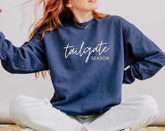 Tailgate Season Sweatshirt - Kuscheliges Unisex Game Day Rundhalsausschnitt mit Logo | Fußball Tailgating Hoodie Alternative | Herbst Sport Fan Bekleidung