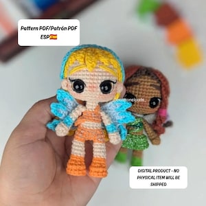 Puede incluir: Dos muñecas de ganchillo hechas a mano. Una muñeca tiene cabello rubio, alas azules y ropa naranja. La otra muñeca tiene cabello castaño y un vestido verde. La imagen incluye el texto "Pattern PDF/Patrón PDF ESP" y "DIGITAL PRODUCT - NO PHYSICAL ITEM WILL BE SHIPPED."