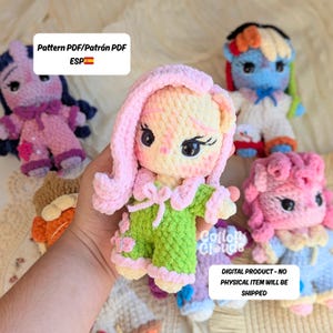 May include: Several handmade crochet dolls in different colours. The dolls have detailed features, including pink, yellow, and blue hair, and are dressed in colourful outfits. The image includes text that says "Pattern PDF/Patrón PDF ESP" and "DIGITAL PRODUCT - NO PHYSICAL ITEM WILL BE SHIPPED."