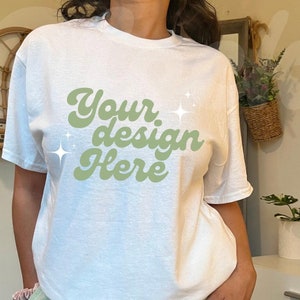 Gildan 5000 Mockup T-Shirt White, Mock Ups Shirts Woman Model, Bookish Mockup, Casual T-shirt Aesthetic Mock Ups, Trendy White Shirt Mockup