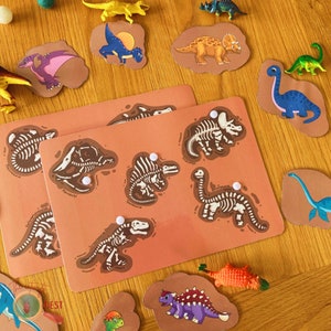 Peut inclure: Un jeu de 10 cartes de squelettes de dinosaures colorés sur fond blanc. Les cartes sont imprimées avec différents squelettes de dinosaures dans diverses poses. Les cartes sont parfaites pour apprendre à connaître les dinosaures.