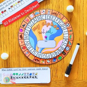 Puede incluir: Una rueda de cifrado imprimible colorida con un diseño caprichoso. La rueda presenta una variedad de imágenes y el alfabeto. El texto "my cipher wheel" está escrito en la rueda.