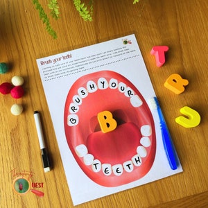 Könnte beinhalten: Ein ausdruckbares Arbeitsblatt mit einem Cartoon-Mund und Zähnen. Die Worte "Brush Your Teeth" stehen oben auf der Seite. Die Worte "Brush Your Teeth" sind auf den Zähnen geschrieben. Es gibt bunte Buchstaben auf der Seite, darunter ein gelbes "B" und ein rotes "T".