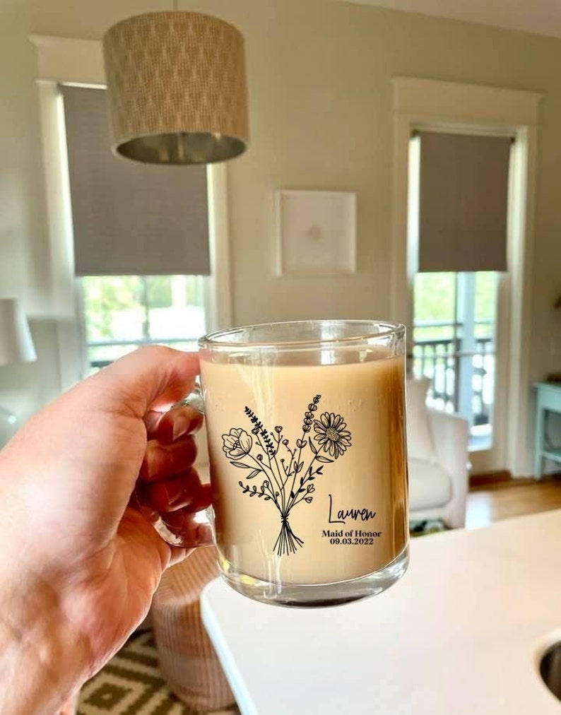 K&ouml;nnte beinhalten: Eine durchsichtige Glas-Tasse mit einem schwarzen Blumenmuster und dem Text "Lauren Maid of Honor 09.03.2022". Die Tasse ist mit einem hellbraunen Getr&auml;nk gef&uuml;llt.