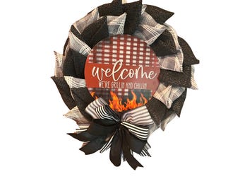 BBQ Welcome Wreath for Patio– Grill and Chill Wreath, Burlap Mesh Summer Decor, Rustic Outdoor BBQ Party Door Hanger