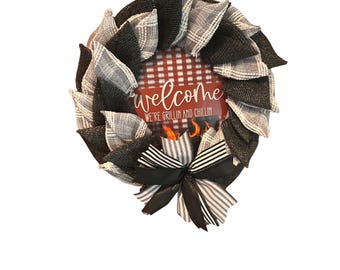 BBQ Welcome Wreath for Patio– Grill and Chill Wreath, Burlap Mesh Summer Decor, Rustic Outdoor BBQ Party Door Hanger