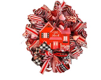 Valentine’s Day Wreath – Handmade Red and Black Heart Door Decor – Buffalo Plaid Love Wreath – Romantic Front Door Decoration – Gift for Her